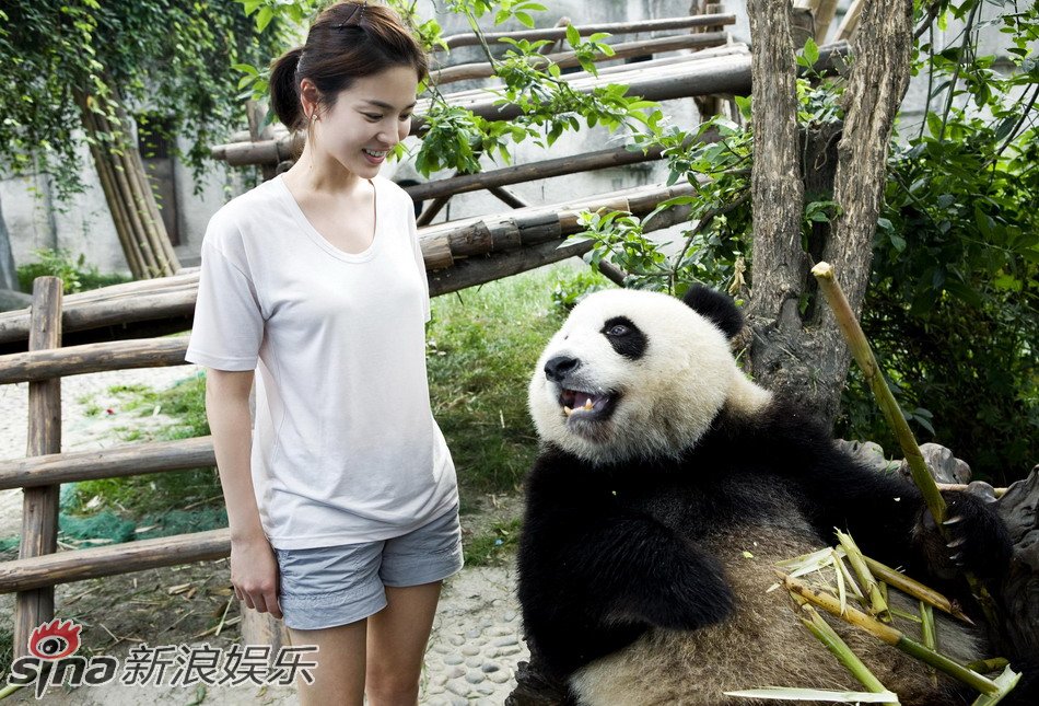 她不仅到熊猫游戏园跟八