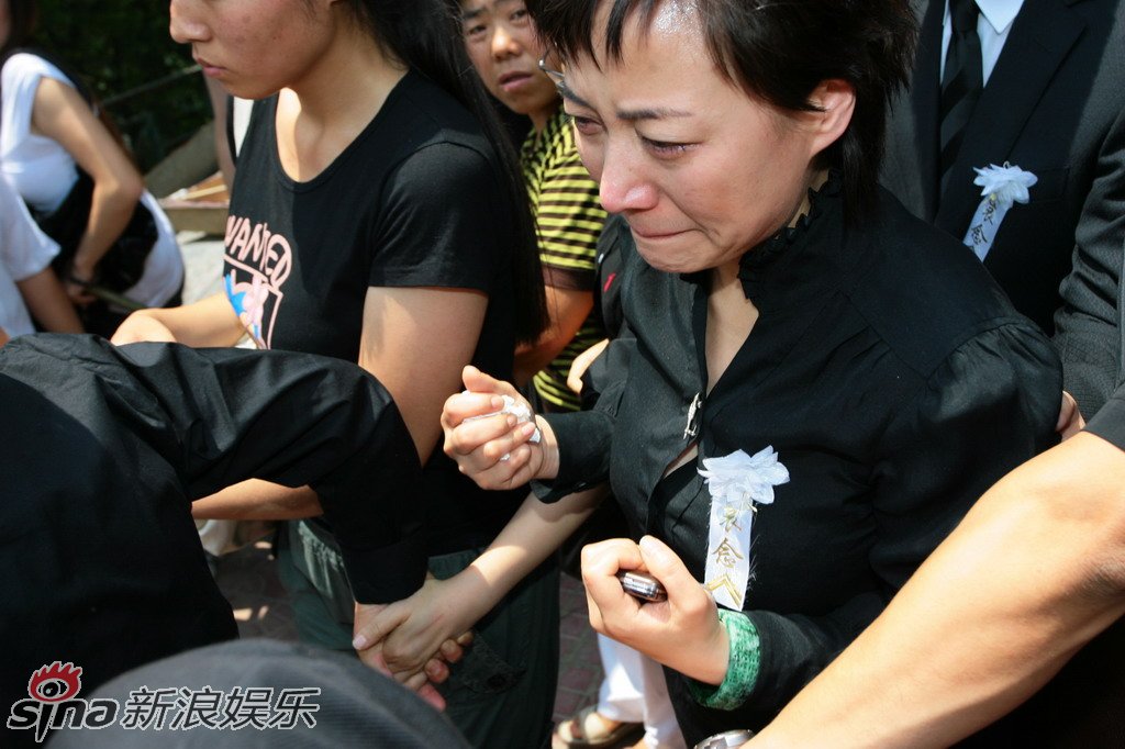 贺红梅强忍悲痛