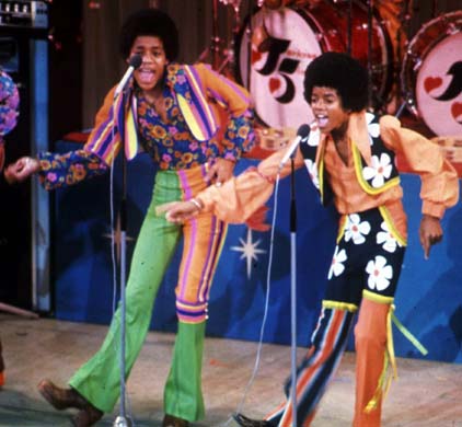 1972年，迈克尔-杰克逊与兄弟边舞边唱_新浪图集_新浪网