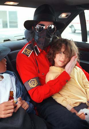 1993年在法国,迈克尔-杰克逊与孩子们在一起。