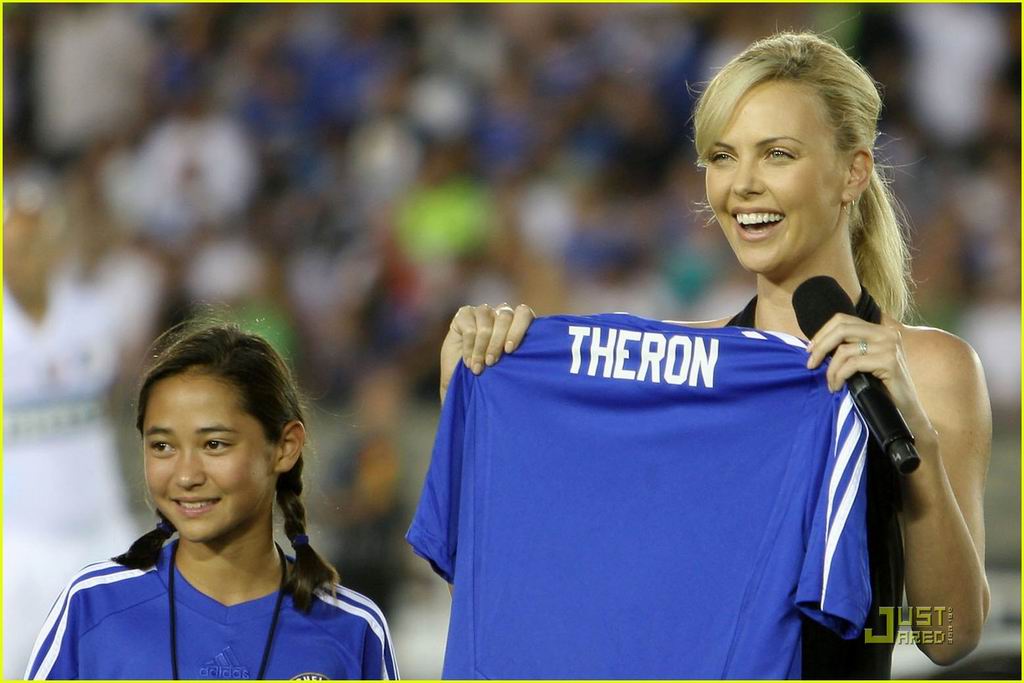 展示印有自己名字的切尔西球衣