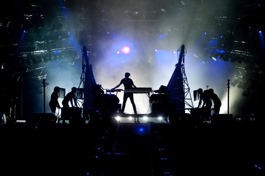 如在太空飞船的动力舱中作现场演奏