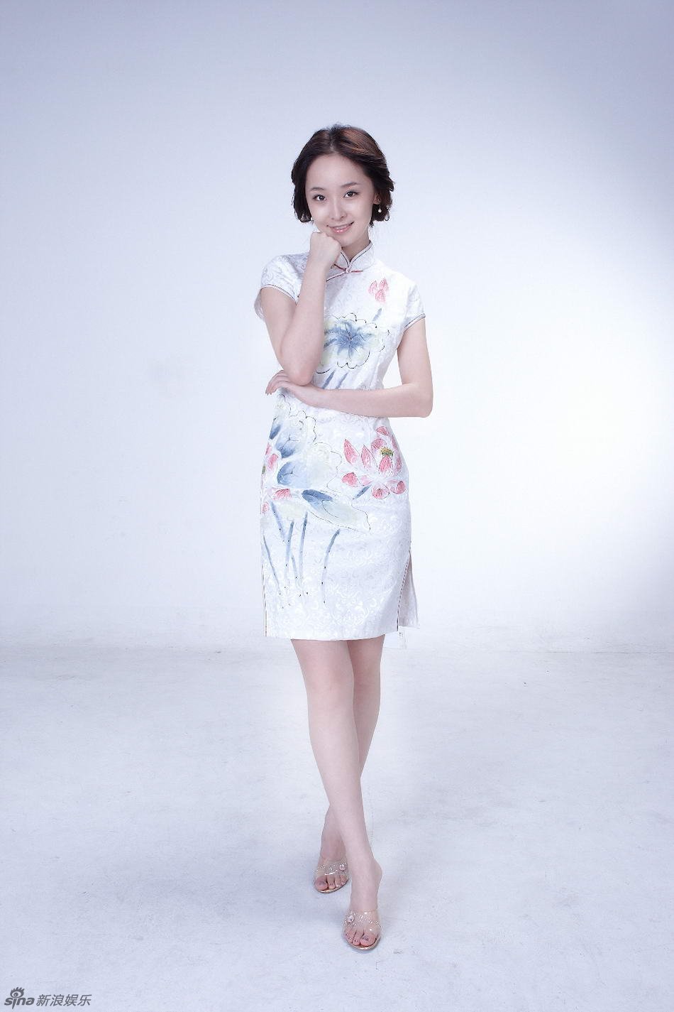 在这组写真中,李曼首次尝试了复古的旗袍装,雍容典雅之外〓曼妙