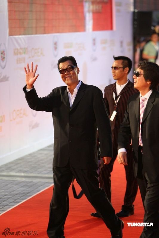 成奎安(左)墨镜登场