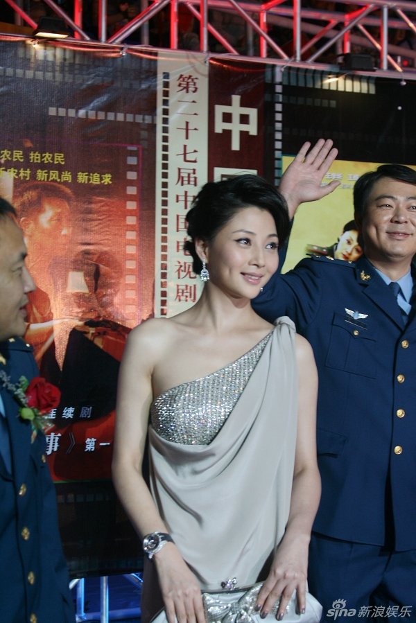 殷桃妩媚亮相 优雅着装显知性魅力[8p] | 明星写真 - 中华图网