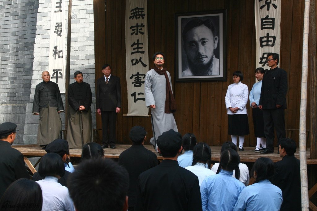 闻一多目视远方