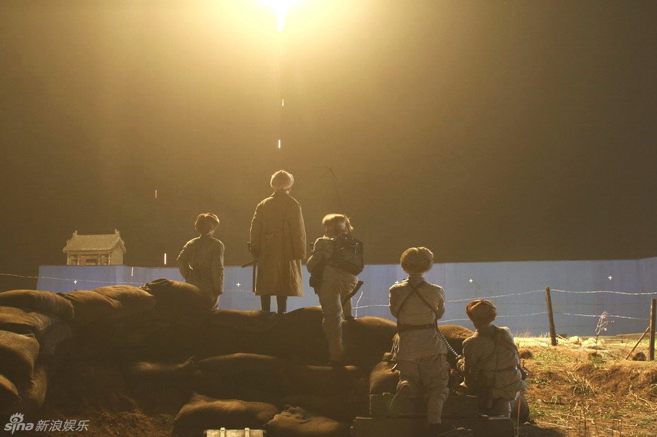 发照明弹查看情况(片场拍摄照)