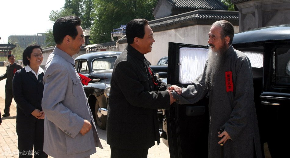 毛泽东周恩来迎接民盟主席张澜