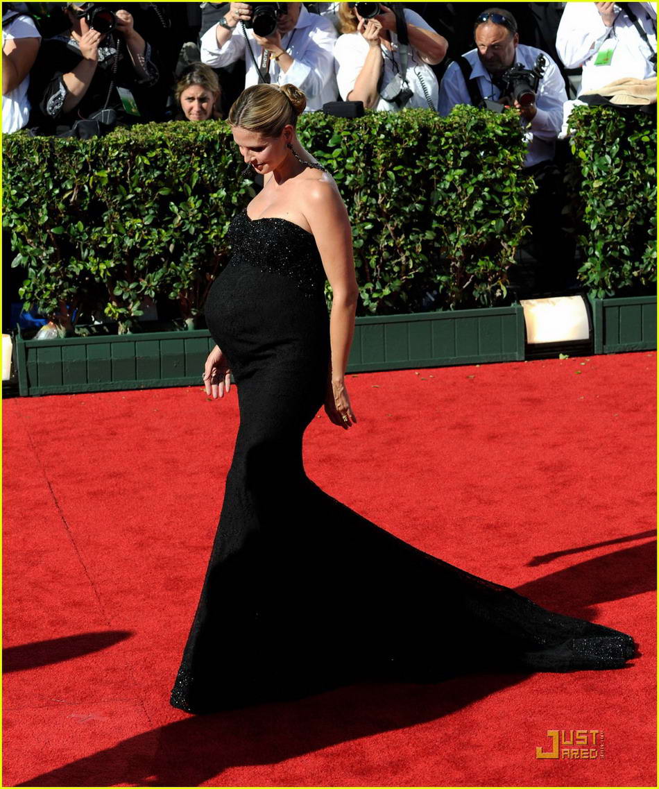 名模克鲁姆大肚如箩 与老公牵手亮相[16P] | 明