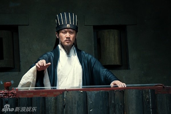 新浪娛樂訊 大型歷史題材電視劇《三國》目前正在緊張的后期制作階段,并將于明年與全國觀眾見面。日前,由陸毅扮演的諸葛亮的劇照曝光,展現了一代英豪從青年到老年的精彩人生。 陸毅在劇中所扮演的足智多謀的諸葛孔明一度引起熱議,導演高希希對陸毅出演該角色感到十分滿意,并表示等待該劇播出時,一定能給人耳目一新的感覺。