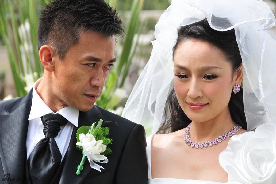 新郎幸福看新娘