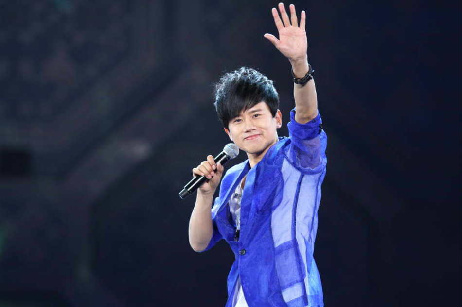 感动了所有观众;帅气的张杰带