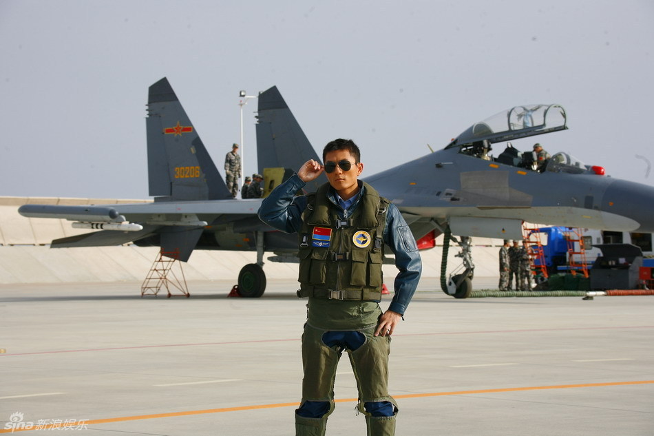 电影《歼十出击》帅气男兵剧照