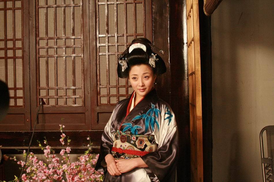 殷桃和服造型清新