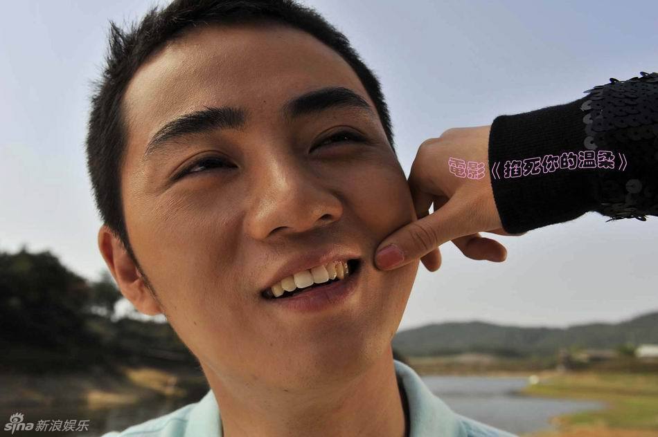 余少群嬉皮笑脸