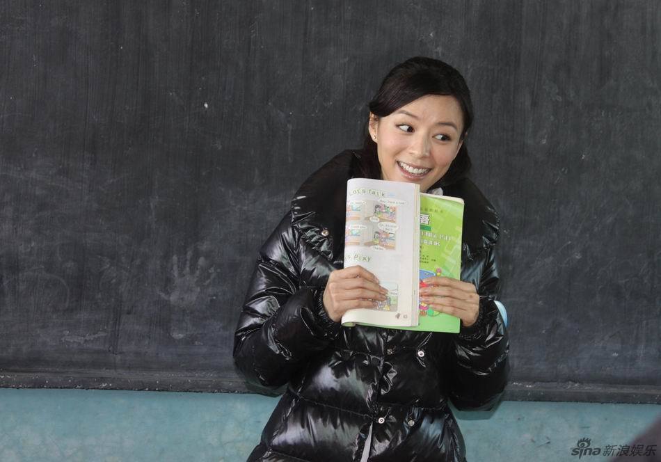 张静初生动地为山区孩子讲英语