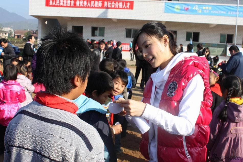 张静初与孩子们互动