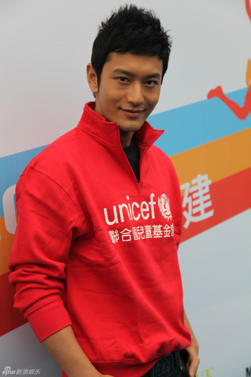 高清:黄晓明领航联合国万人慈善跑 赴四川遇余震_高清