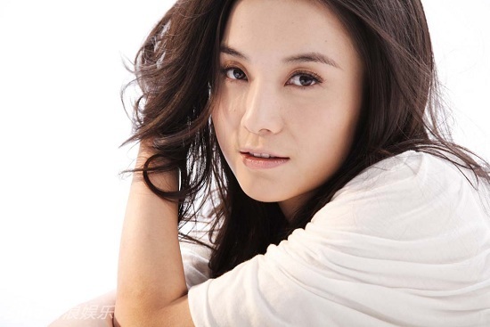 小宋佳抚弄秀发