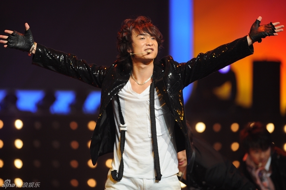 新七小福成员劲舞