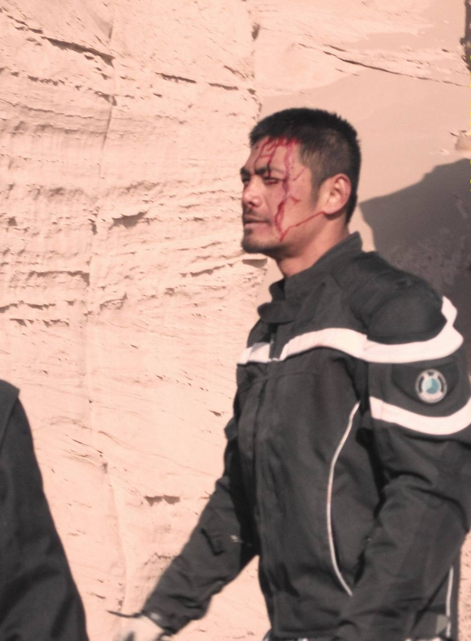 邵兵“浴血”仍怡然自得_新浪图集_新浪网