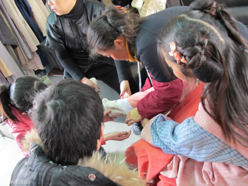 服装师给甘婷婷缠脚_新浪图集_新浪网