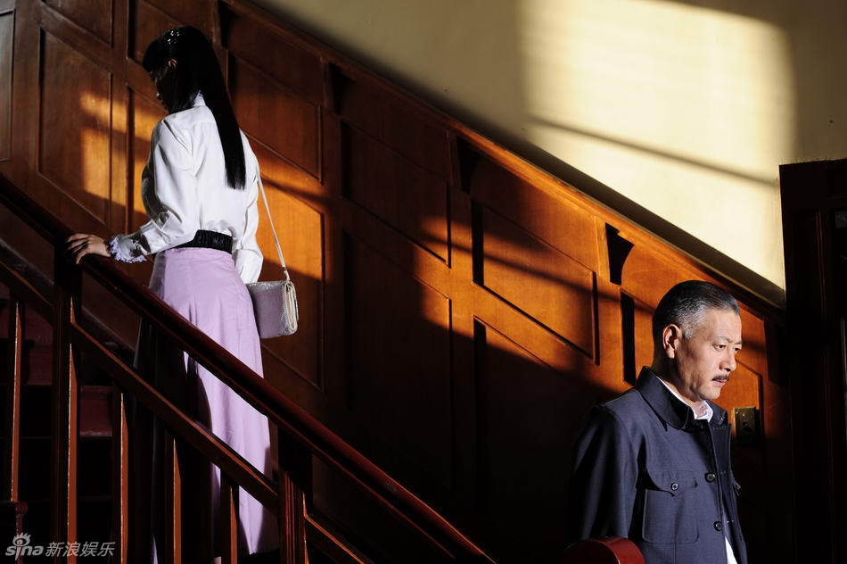 楼梯间的擦肩而过