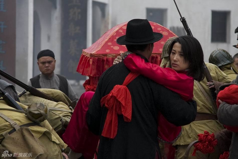 吕夏结婚照略显忧郁