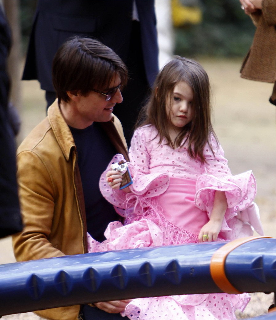 一身粉色蓬蓬裙,脚踩高跟鞋,白