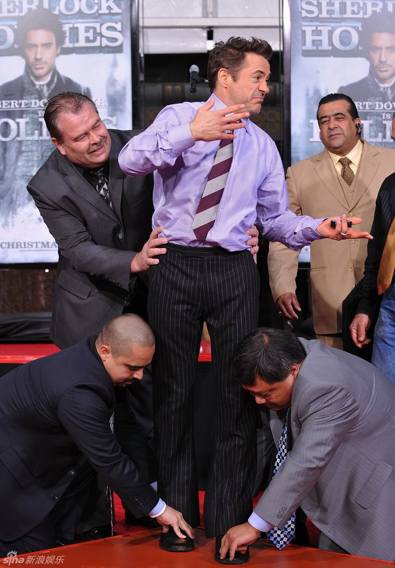 小罗伯特-唐尼留手印 不忘宣传新片