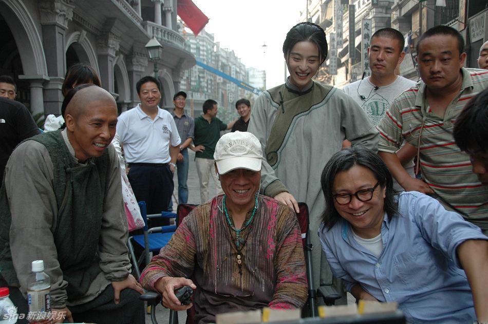 甄子丹范冰冰与导演等在看现场回放