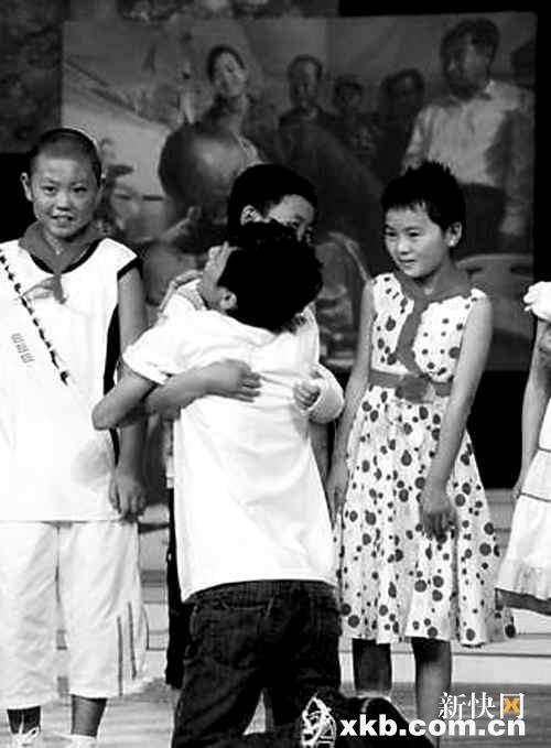 何炅在赈灾节目《孩子,我们爱你》第二场中泪