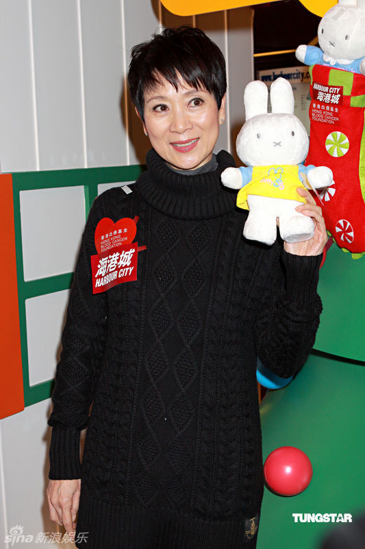陈宝珠手举小兔展露笑容