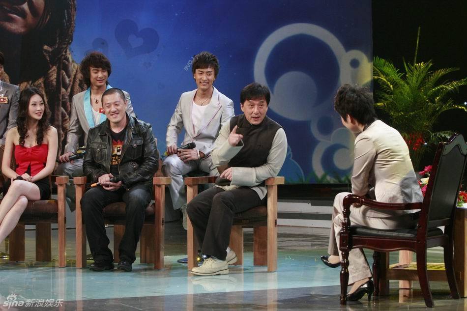 新浪娱乐讯 成龙和他的"新七小福"昨日(14日)做客湖南卫视《背后的