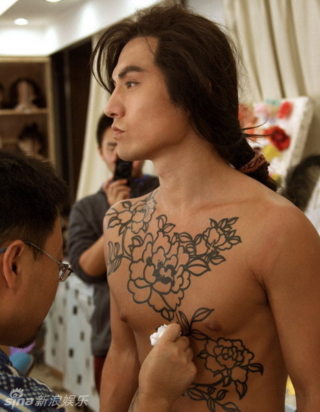 纹身人物排行_他创作“黑暗”风格卡通人物,小猪佩奇的纹身竟然是自己