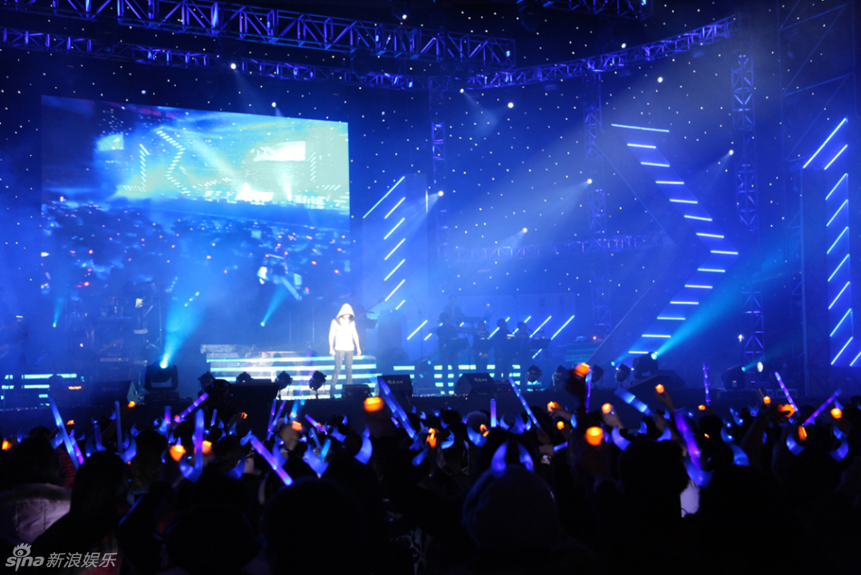 张杰北京个唱谢娜助阵 唱情歌隔空秀恩爱