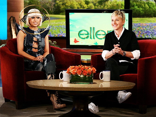 lady gaga五月参加艾伦-德杰尼勒斯(ellen degeneres)的脱口秀时,头上