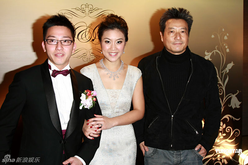 石修(右)出席婚宴