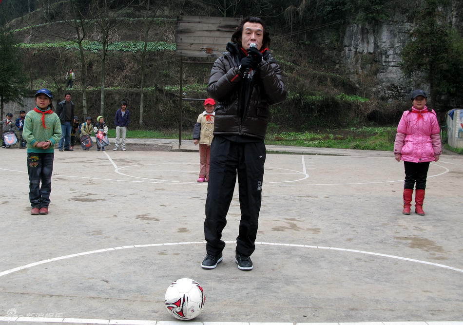 李咏与孩子们踢足球
