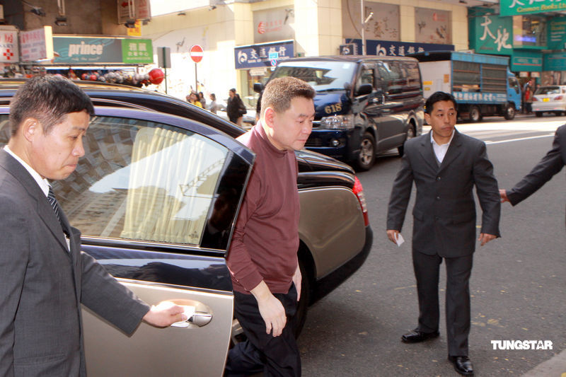 李嘉欣前男友刘銮雄下车