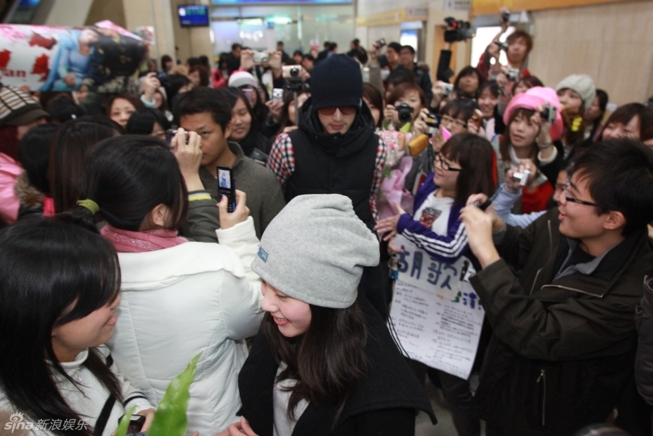 胡歌刘诗诗被人群围攻