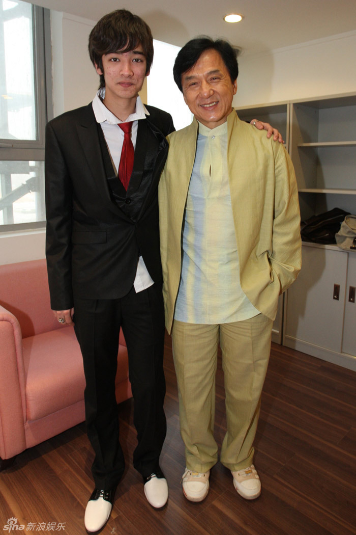 韦唯的大儿子与成龙