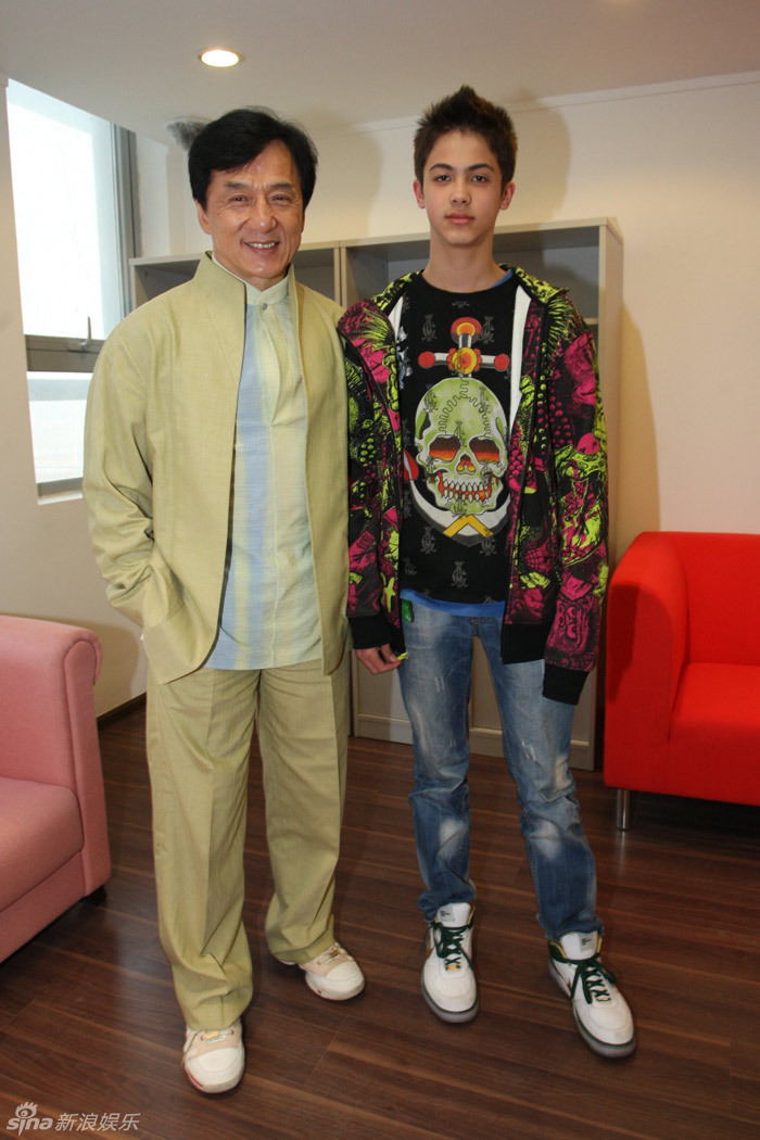 成龙大赞韦唯有三个好儿子,并戏言韦唯出场"威风八面".