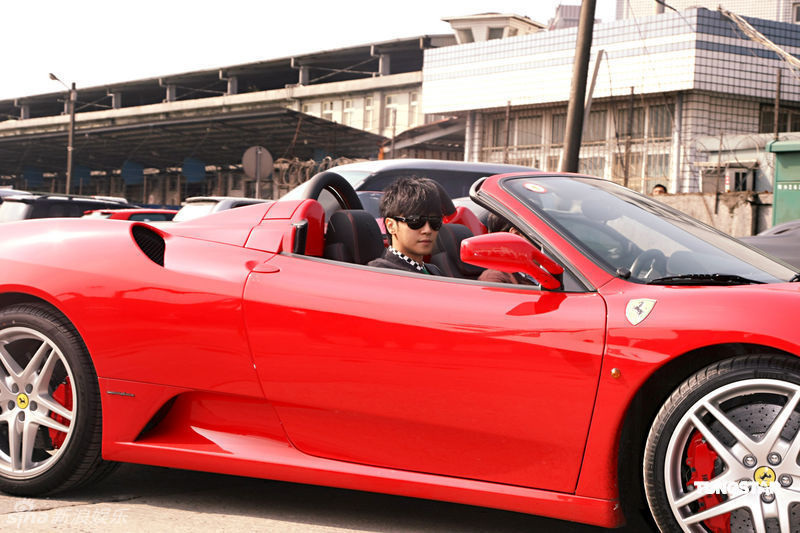 新浪娱乐讯 小猪罗志祥今天搭乘新台币1400万元的Ferrari跑车回到基隆,唱片公司安排在合富轮上举办风光的续约仪式,并送上摇控直升机及罗生门之钥的大礼。 罗志祥2007年加盟台湾EMI(现金牌大风音乐集团前身)后,连续发行《舞所不在》、《残酷舞台》、《潮男正传》等专辑,销售成绩长红,成为新一代的偶像,更奠定了他亚洲舞王的偶像地位。