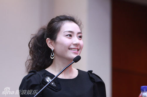 主持人王珏