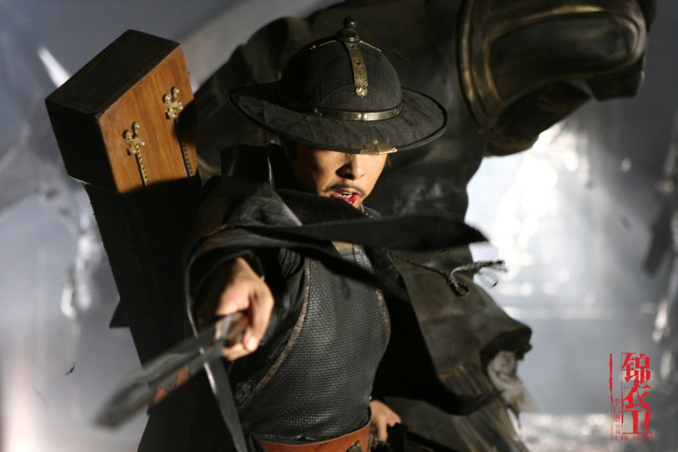 与甄子丹饰演的青龙形影不离的锦衣