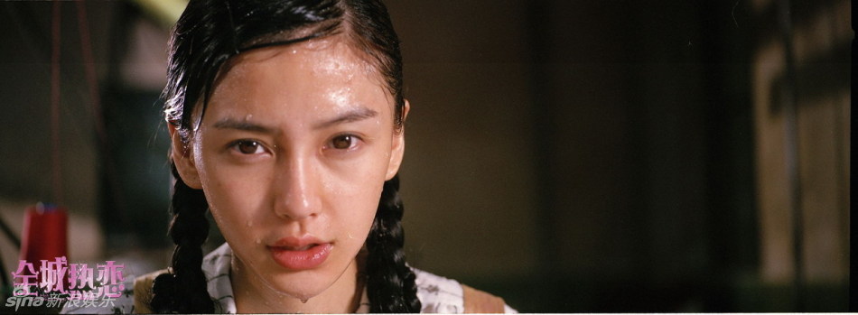 Angelababy像被雨淋