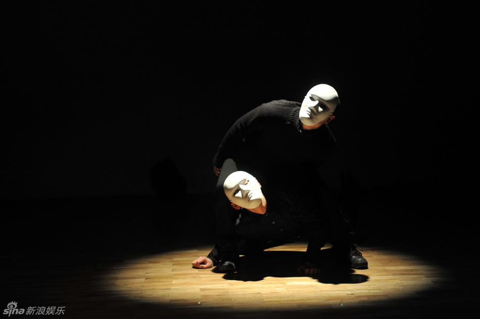 两个戴面具的人