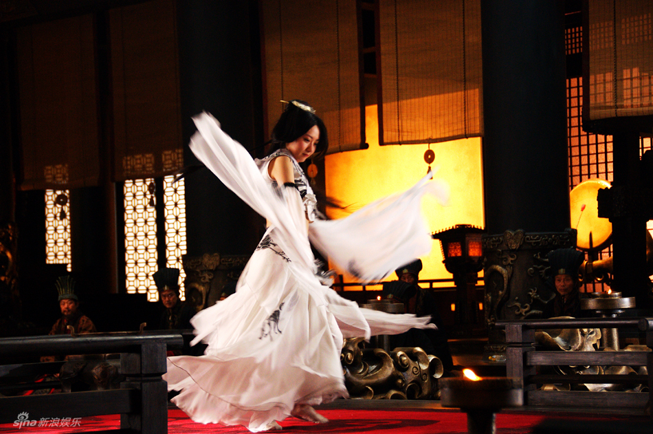 白冰:裙裾生辉天姿色