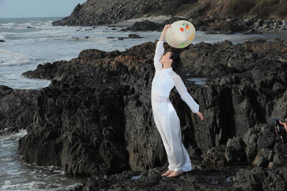 黄小蕾身着越南民族服装